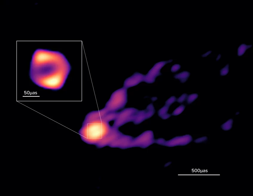 Reconstructed image of the central region of M87 from data from the telescope network consisting of the GMVA and Alma. The large image shows a bright core with the black hole at its centre. The jet, recognisable by three filaments, is anchored in this core and originates there. An enlargement of the core in the highlighted box shows the ring structure of matter surrounding the black hole. The ring has an angular diameter of 64 microarcseconds, comparable to the diameter of a concert spotlight on the moon as seen from Earth. 