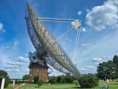 The 64-meter Parkes Telescope in New South Wales, Australia, allows Breakthrough Listen to monitor the southern sky. The telescope is operated by the Commonwealth Scientific and Industrial Research Organisation (CSIRO). 