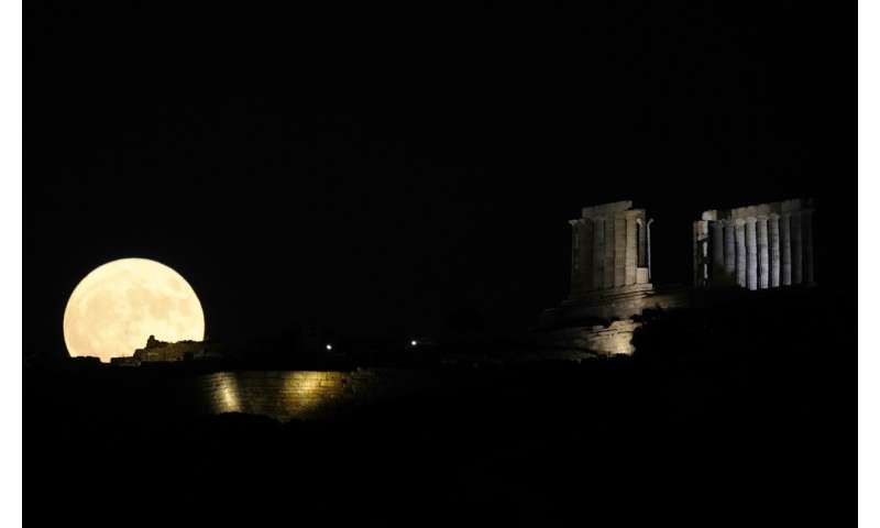 Photos: The first supermoon in August rises around the world