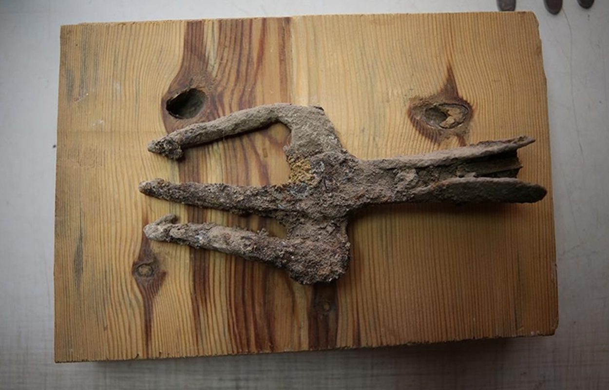 archaeologists-find-1700-year-old-trident-ideas-and-discoveries
