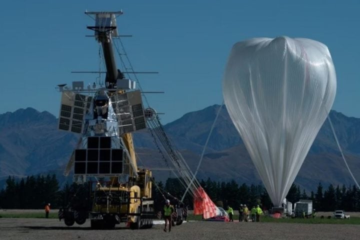 Inflating NASA’s balloon carrying the SuperBIT telescope for dark matter studies.