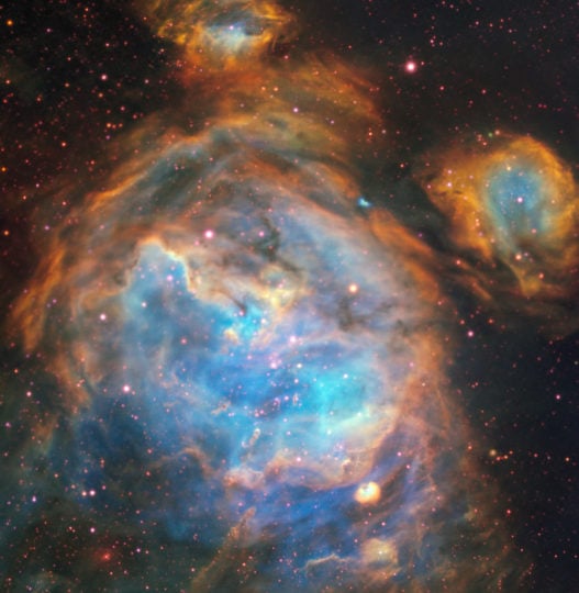 This dazzling region of newly forming stars in the Large Magellanic Cloud (LMC) was captured by the Multi Unit Spectroscopic Explorer instrument (MUSE) on ESO’s Very Large Telescope. The relatively small amount of dust in the LMC and MUSE’s acute vision allowed intricate details of the region to be picked out in visible light. 