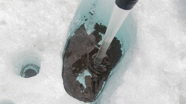 Sediments and cosmic dust collect in melt holes on glaciers. This could have facilitated the development of prebiotic chemistry.