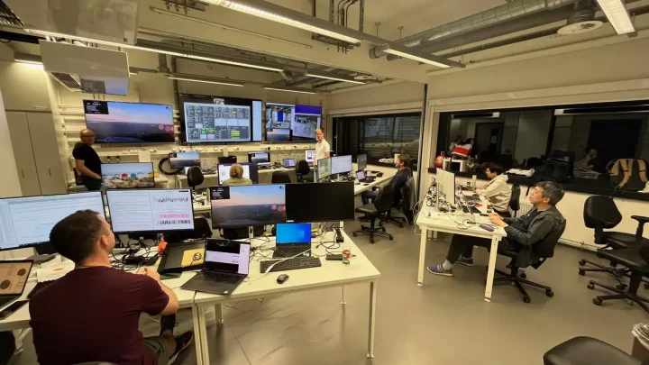 Members of the international Sunrise III team follow the launch preparations in the Göttingen Operations Center at the Max Planck Institute for Solar System Research. 