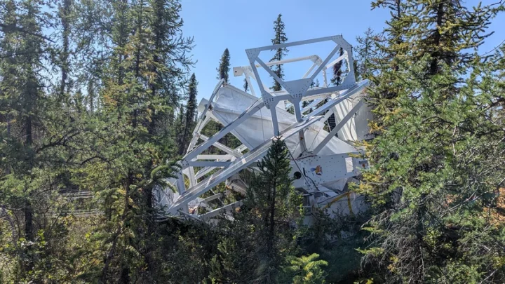 As the first photos of the landing site show, Sunrise III is lying on its "back" with the telescope pointing upwards. Strong ropes (on the left side) connect the observatory with. 