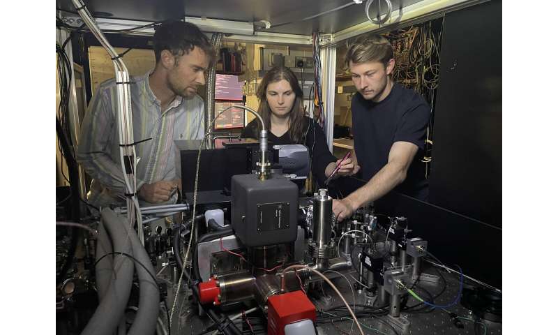 Oxford physicists set new world record for qubit operation accuracy