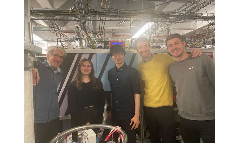 Oxford physicists set new world record for qubit operation accuracy