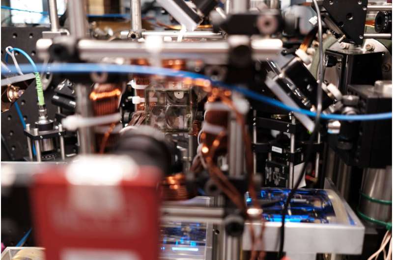Experimental hardware for the study of mesoscopic atomic metamaterials. A closeup reveals the contraption of optics, mounts, and vacuum hardware that is used to produce ultracold rubidium atoms, deliver them to the space between two high reflectivity mirrors, and study their mechanical response to external drive and cavity-mediated forces. Credit: Olive Eilbott, University of California Berkeley Researchers use atom tweezer arrays to precisely realize mesoscopic physical systems and study their phase transitions