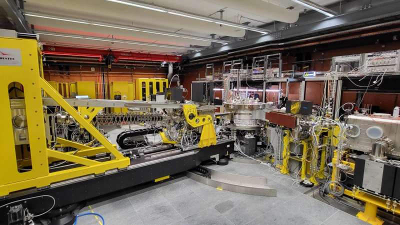 The time-resolved Resonant Inelastic X-ray scattering (tr-RIXS) set up at the Furka endstation at SwissFEL, where the ultrafast electronic processes governing the metastable state were probed. Credit: Paul Scherrer Institute PSI/ Elia Razzoli Stabilizing fleeting quantum states with light