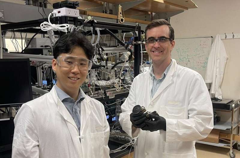 Postdoctoral researcher Seo-Yul Kim and Professor Ryan Lively. Credit: Georgia Institute of Technology Study demonstrates low-cost method to remove CO₂ from air using cold temperatures, common materials