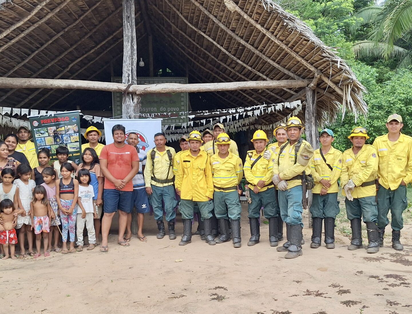 Suruí Aikewara Indigenous firefighters in Sororó Indigenous Territory during a 2024 fire prevention training by licensing agency Ibama, with Chief Yrykwa Suruí in red. 