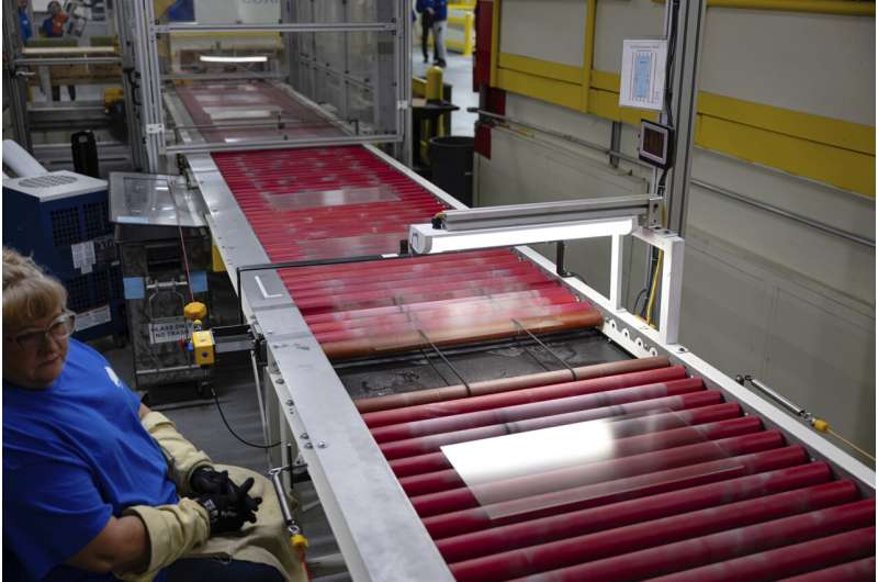 Apple deepens its ties to a Kentucky plant that produces cover glass for iPhone and Apple Watch