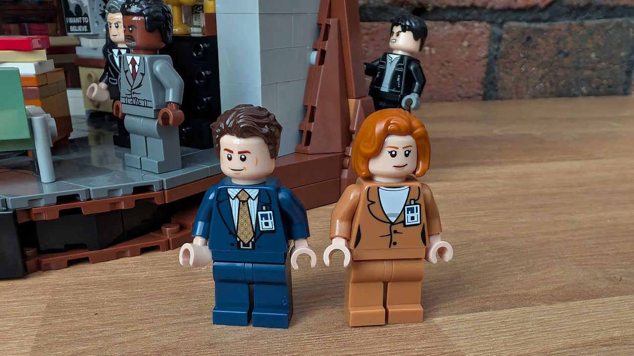 Picture of the Lego The X-Files set