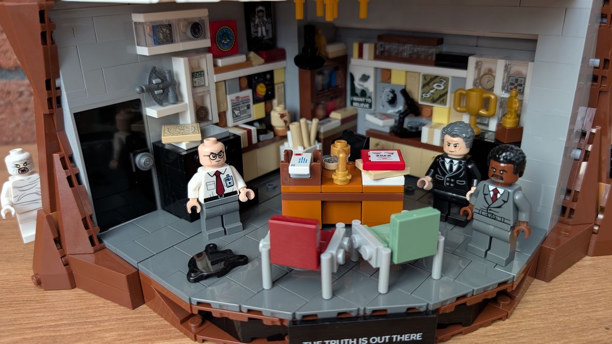 Picture of the Lego The X-Files set